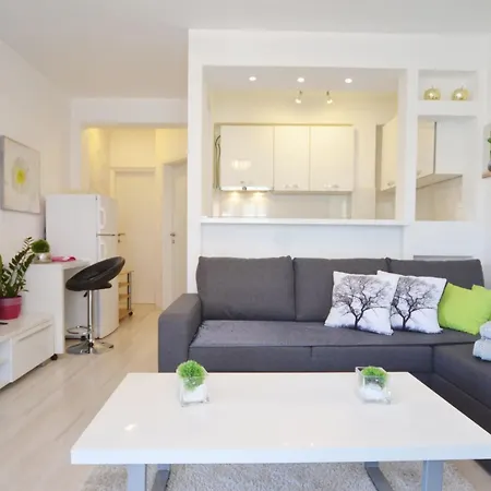 Peaceful And Elegant - One Bedroom With Balcony Apartmán *