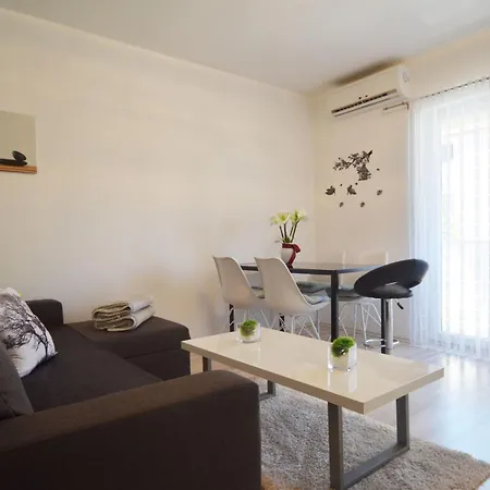 Peaceful And Elegant - One Bedroom With Balcony Apartmán