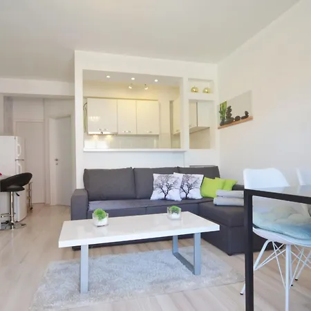 Peaceful And Elegant - One Bedroom With Balcony Apartmán *